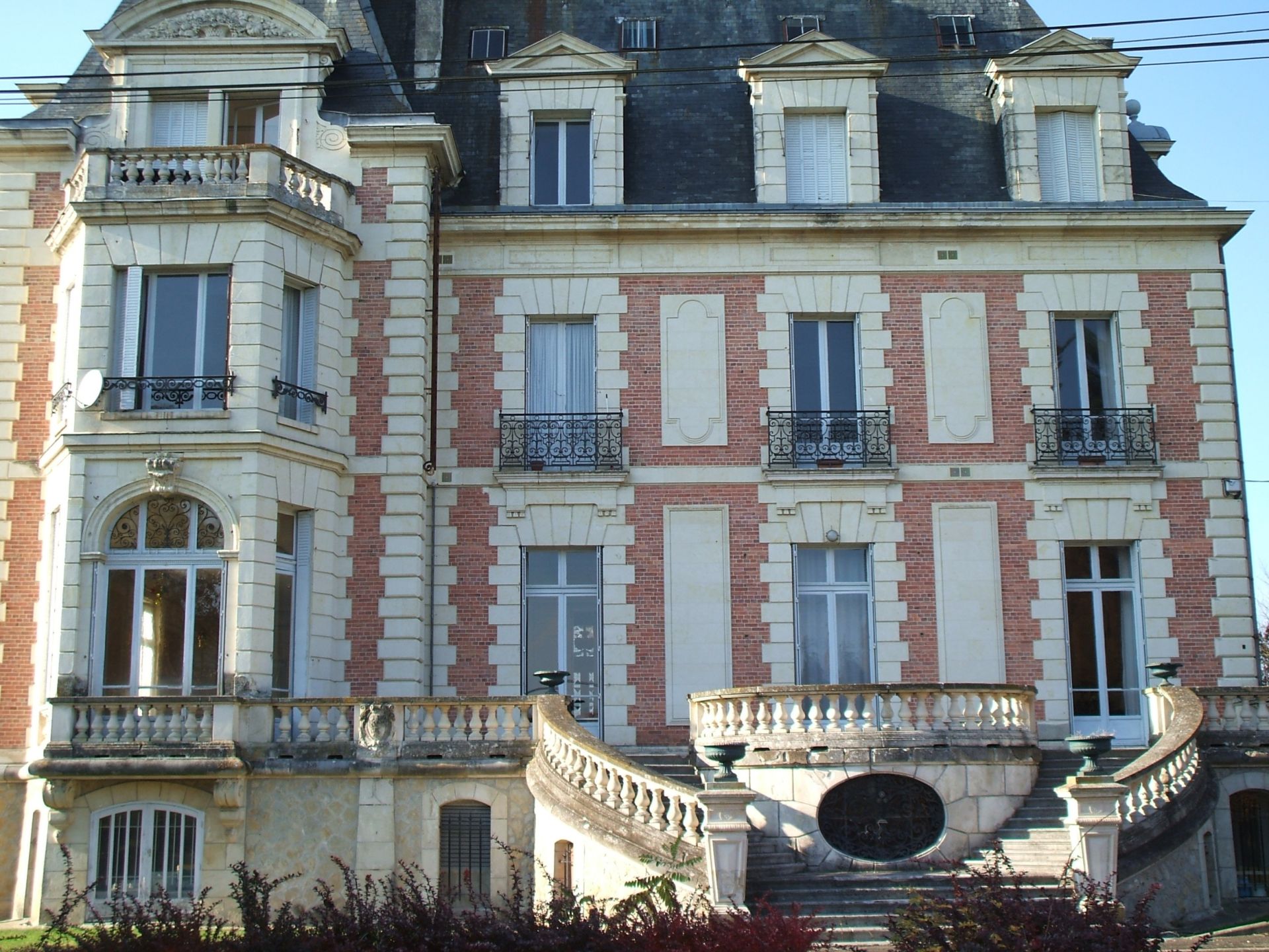 castle 53 Rooms for sale on LE MANS (72000)