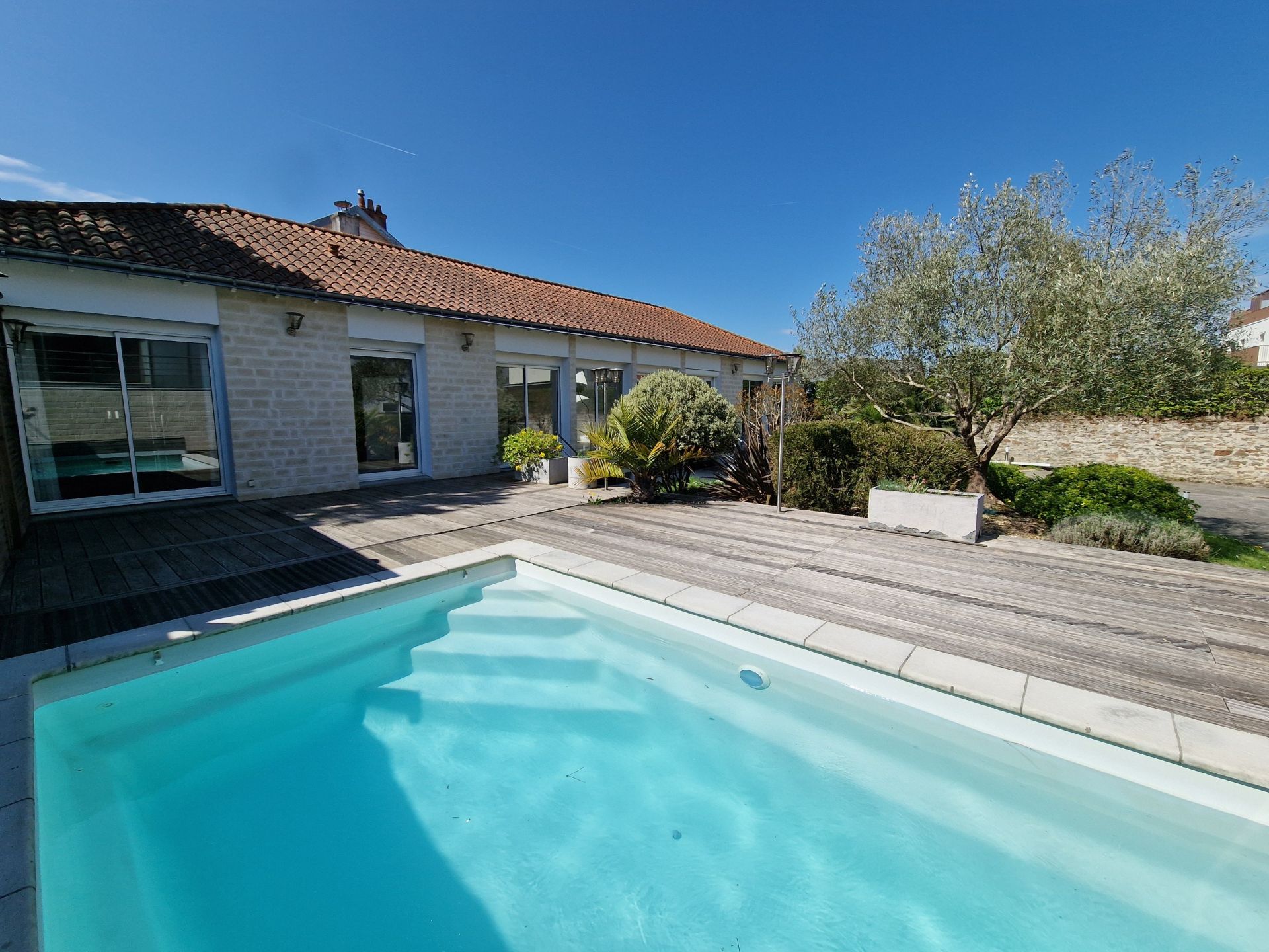 house 6 Rooms for sale on NANTES (44300)