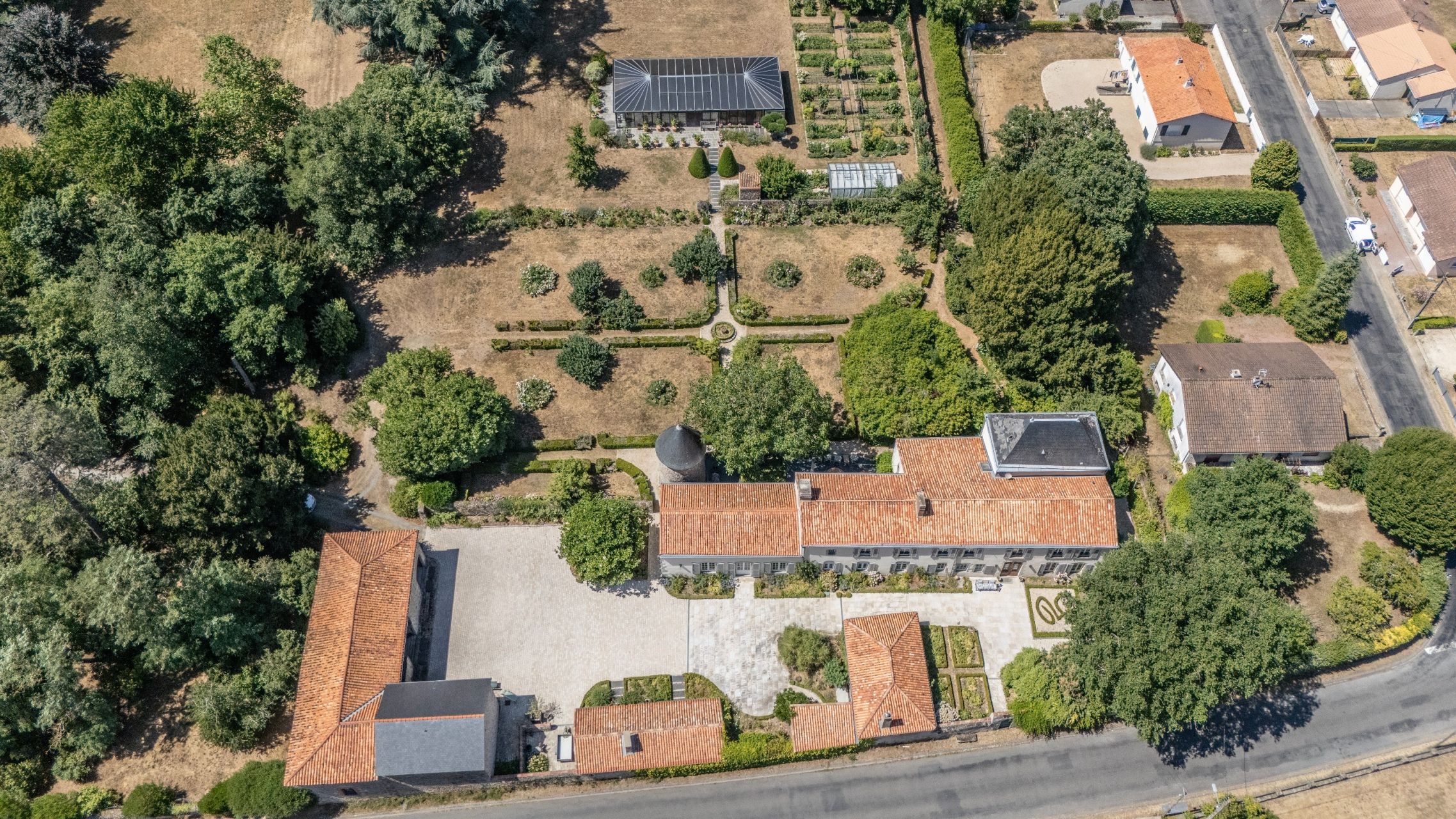 mansion 16 Rooms for sale on BRESSUIRE (79300)