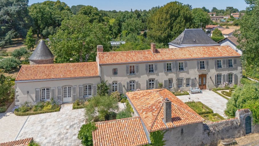 mansion 16 Rooms for sale on BRESSUIRE (79300)