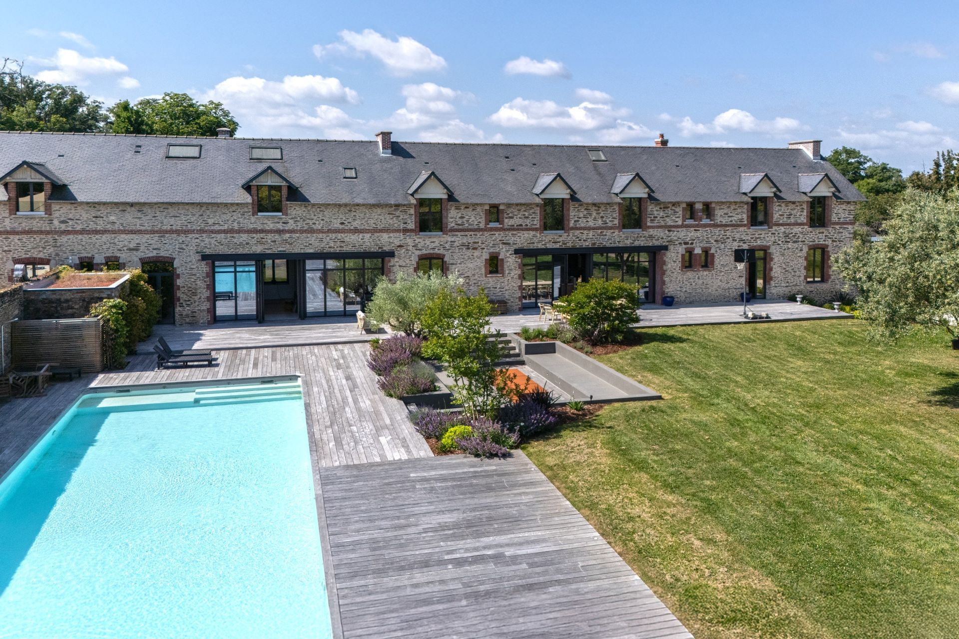 long house 10 Rooms for sale on CARQUEFOU (44470)