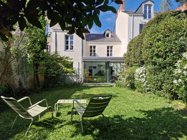 mansion 8 Rooms for sale on NANTES (44000)