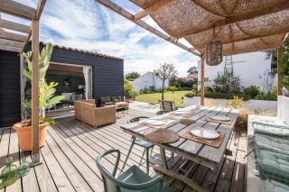 house 8 Rooms for sale on L EPINE (85740)