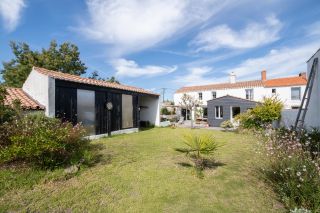 house 8 Rooms for sale on L EPINE (85740)