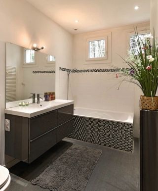 house 10 Rooms for sale on LA CHAPELLE SUR ERDRE (44240)