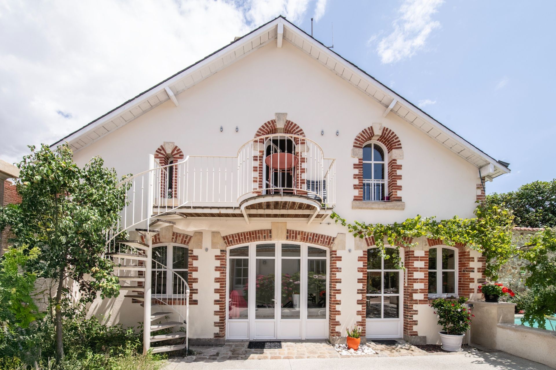 house 9 Rooms for sale on LA ROCHE SUR YON (85000)
