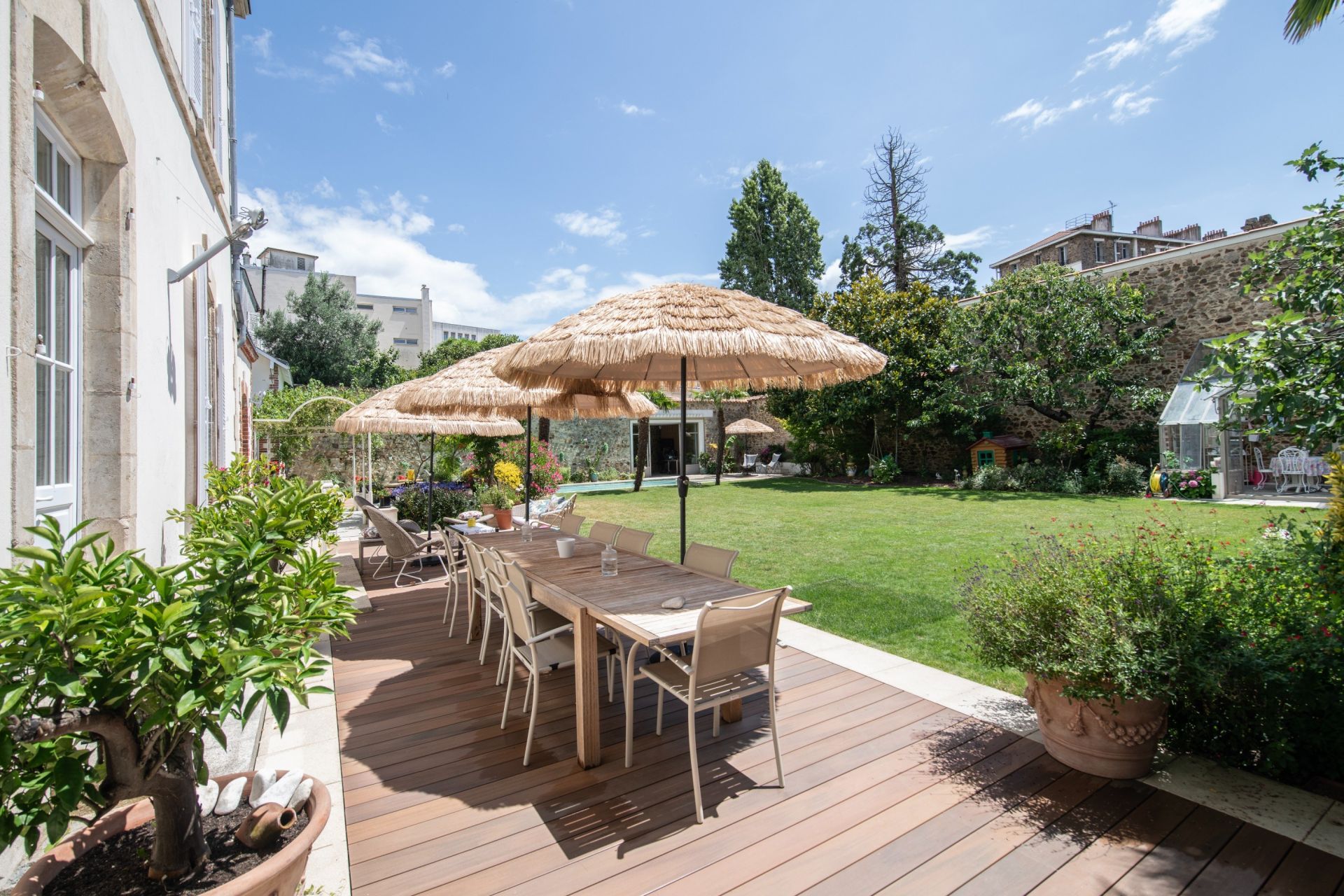 house 9 Rooms for sale on LA ROCHE SUR YON (85000)