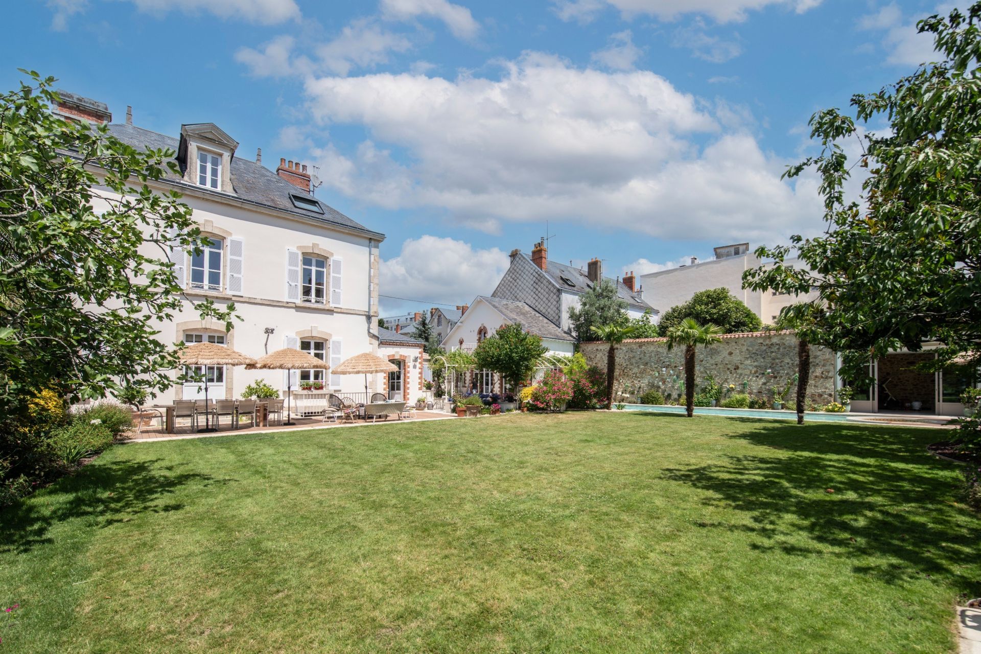house 9 Rooms for sale on LA ROCHE SUR YON (85000)