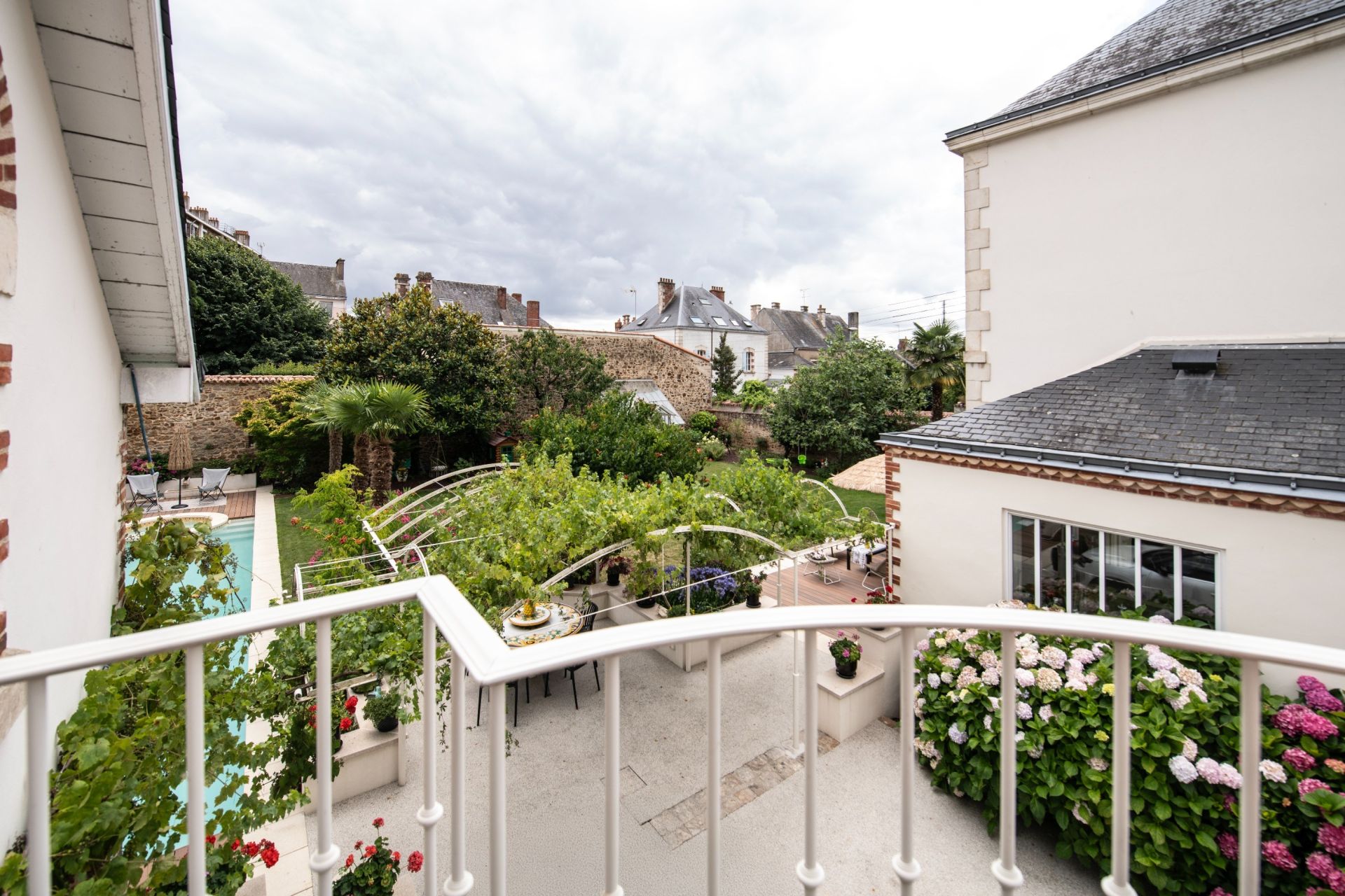 house 9 Rooms for sale on LA ROCHE SUR YON (85000)