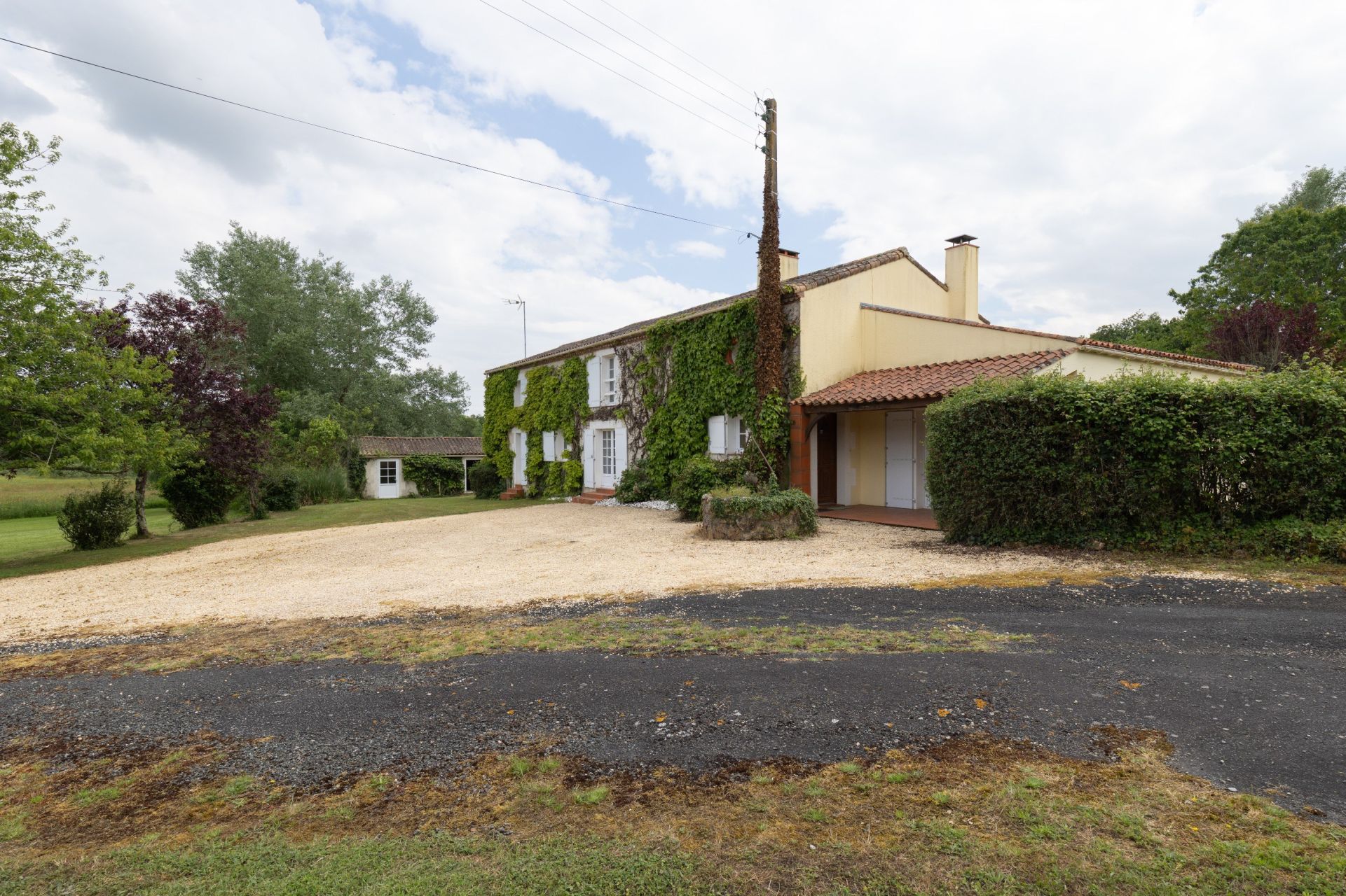 house 7 Rooms for sale on AUBIGNY LES CLOUZEAUX (85430)