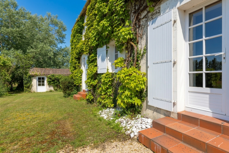 house 7 Rooms for sale on AUBIGNY LES CLOUZEAUX (85430)