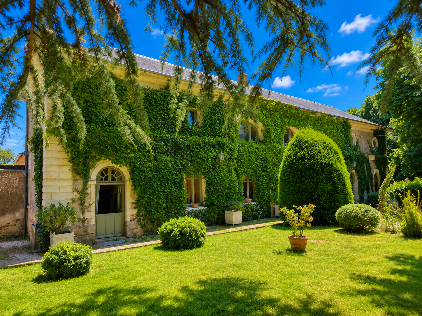 house 20 Rooms for sale on VALLONS DE L ERDRE (44540)