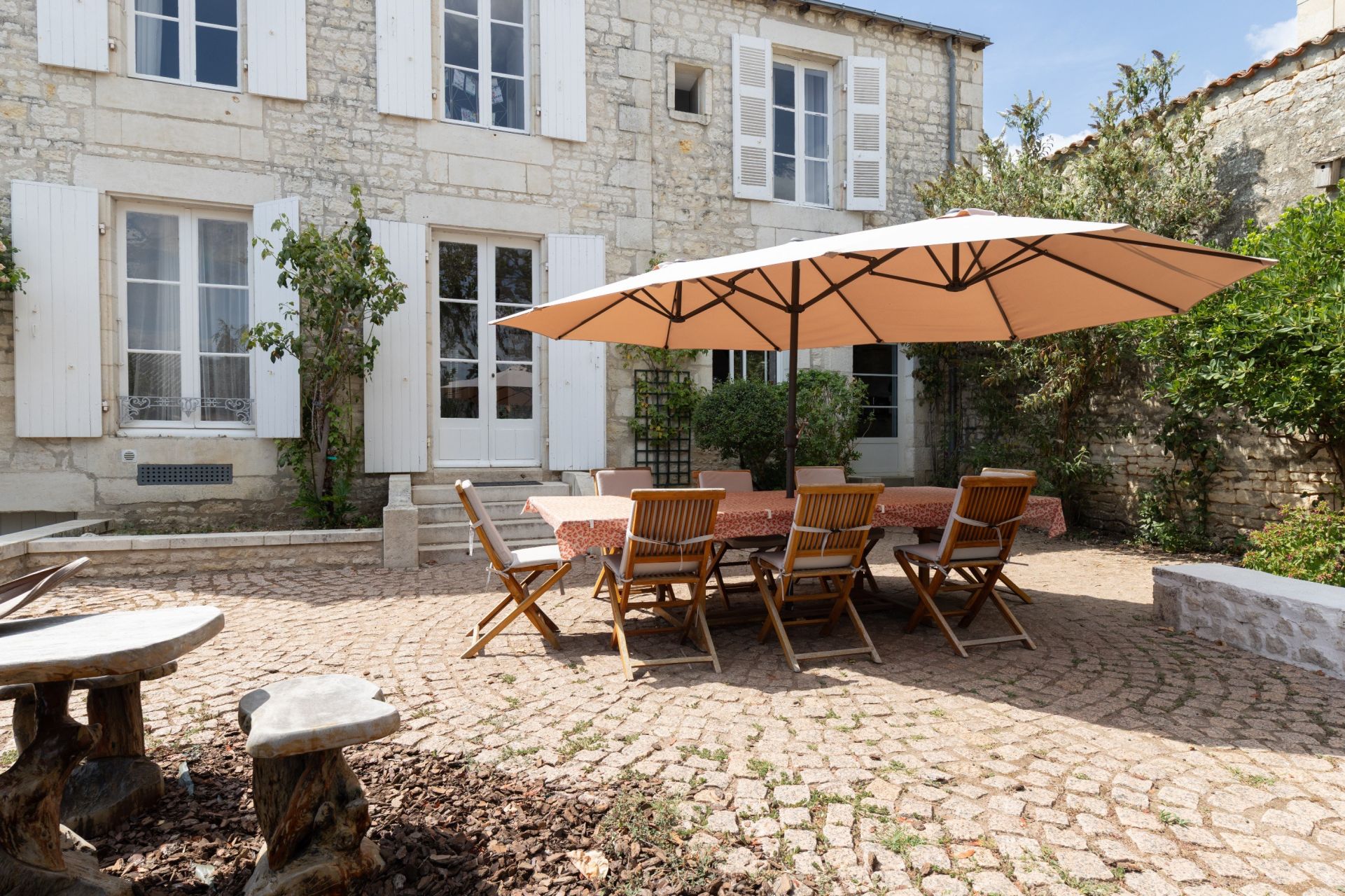 mansion 6 Rooms for sale on LUCON (85400)