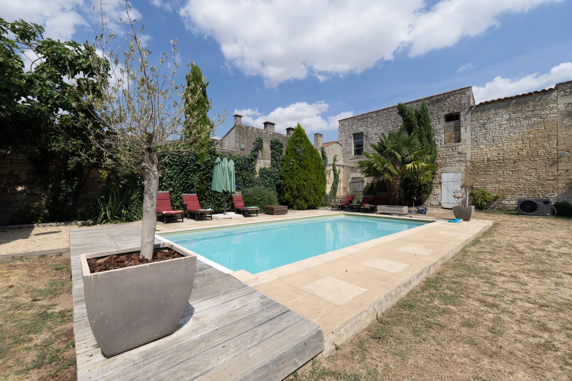mansion 6 Rooms for sale on LUCON (85400)