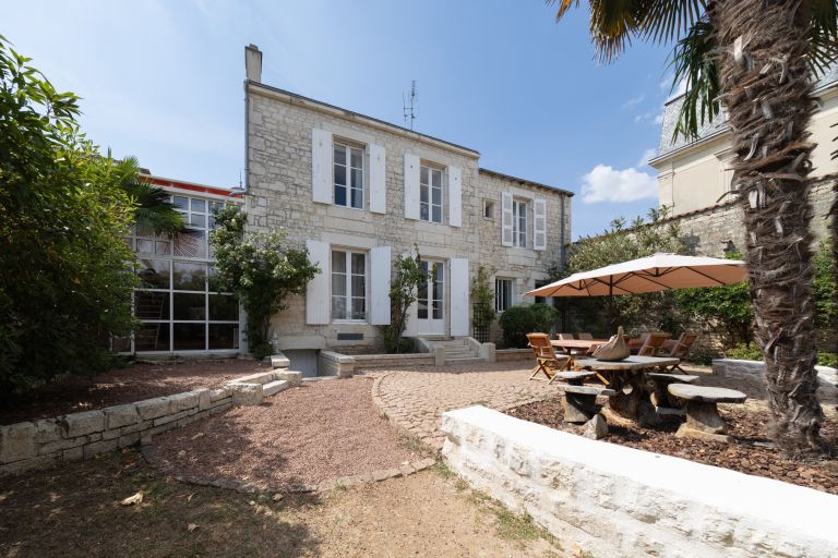 mansion 6 Rooms for sale on LUCON (85400)